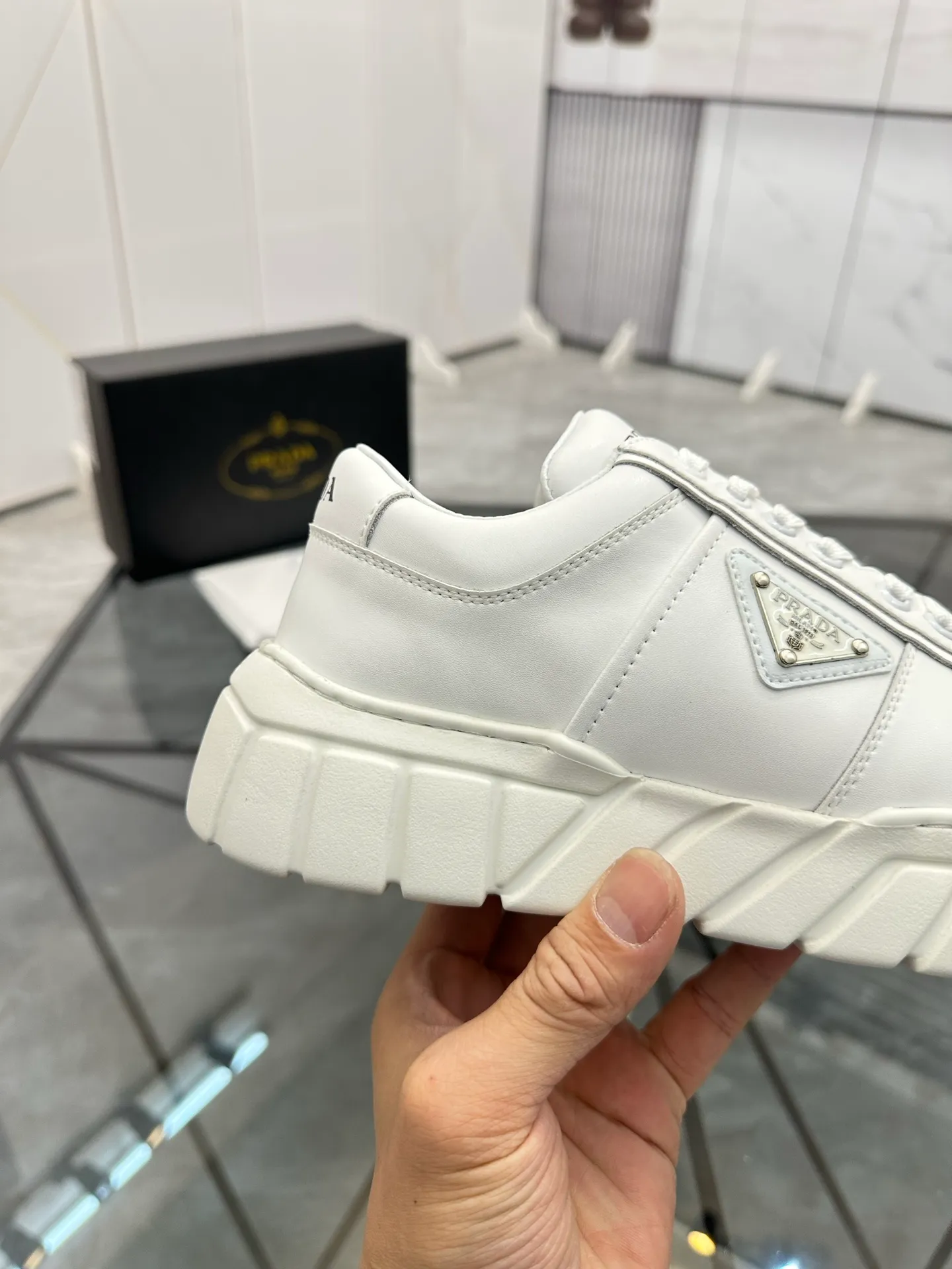 Men's shoes: 💰P420¥ Product trademark: Prada *"Prada*" low-top casual shoes Regular size: 38-44 (can be customized to 45) Product materials: imported cowhide upper, sheepskin lining, original outsole. Number: 020